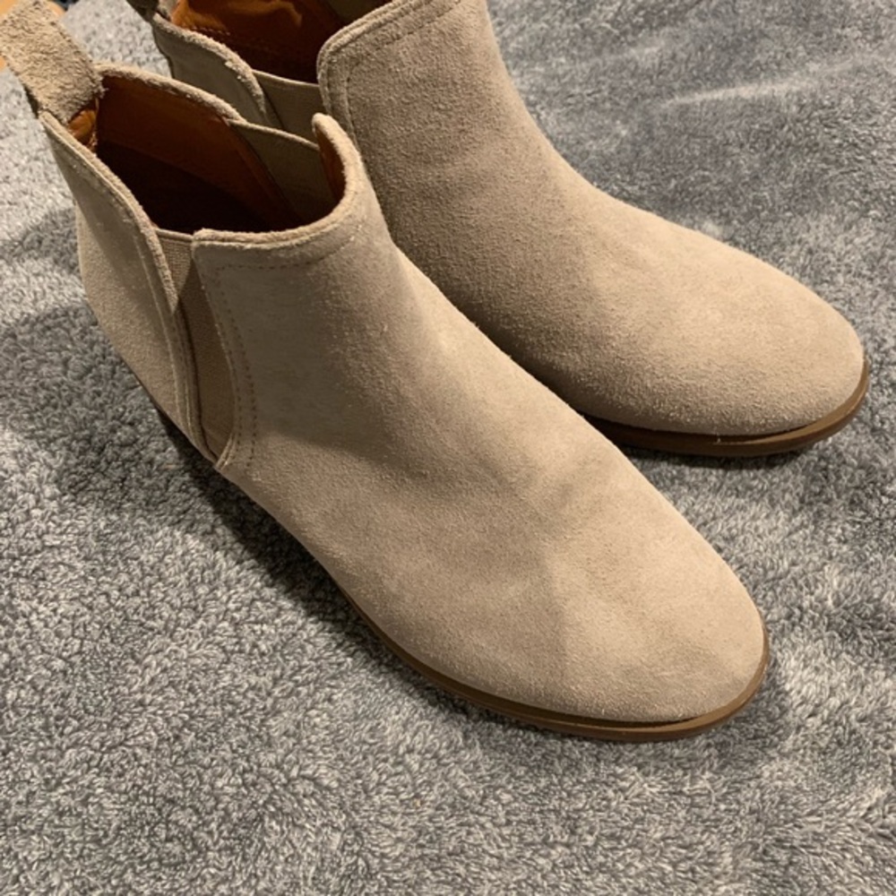 Lucky Brand Gray Chelsea Suede Ankle Boots‎